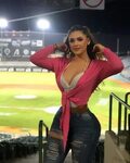 Influencer vetada de estadios se desquita con candentes foto